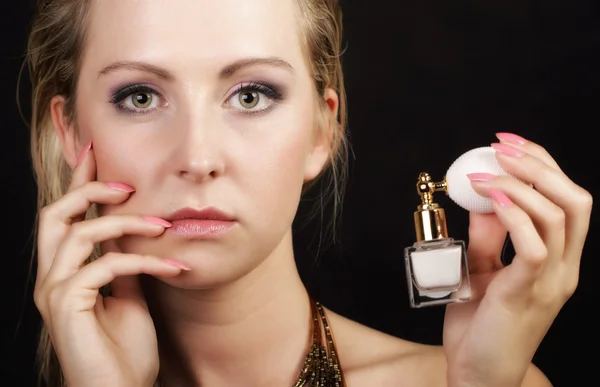 Портрет красива жінка з пляшкою парфумів — стокове фото