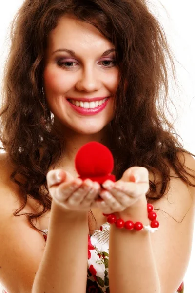 Frau hält Geschenk mit Verlobungsring in der Hand — Stockfoto