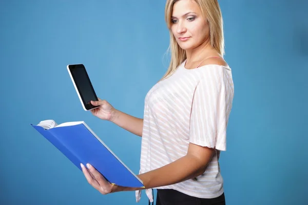 Menina com leitor de ebook tablet computador e livro — Fotografia de Stock