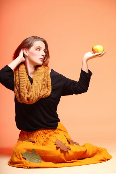 秋季时尚女孩与苹果橙色的睫毛 — 图库照片