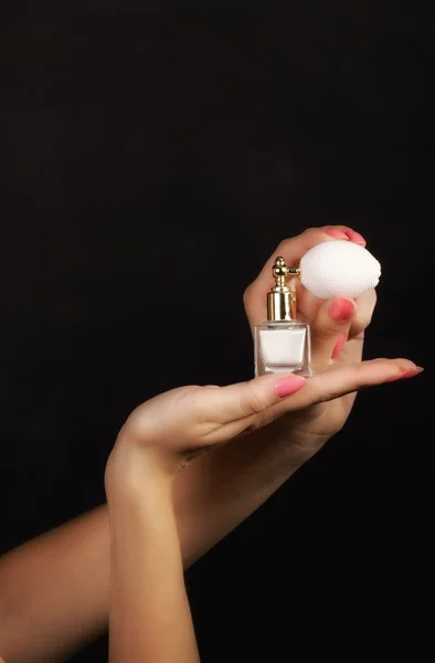 Honhand med parfymflaska — Stockfoto