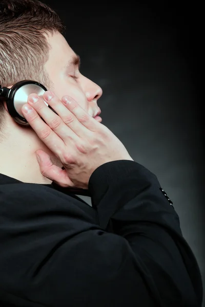 Joven con auriculares escuchando música —  Fotos de Stock