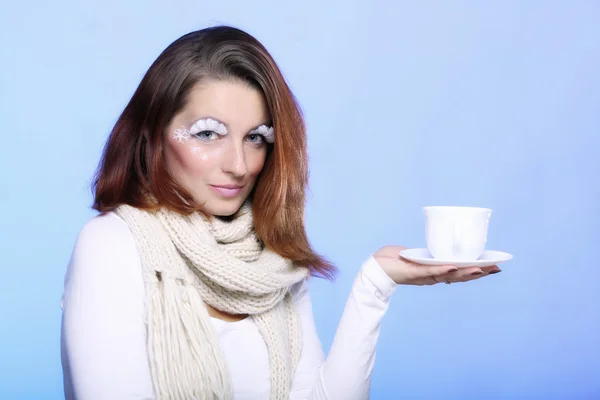 Mujer de maquillaje de invierno con taza de bebida caliente —  Fotos de Stock