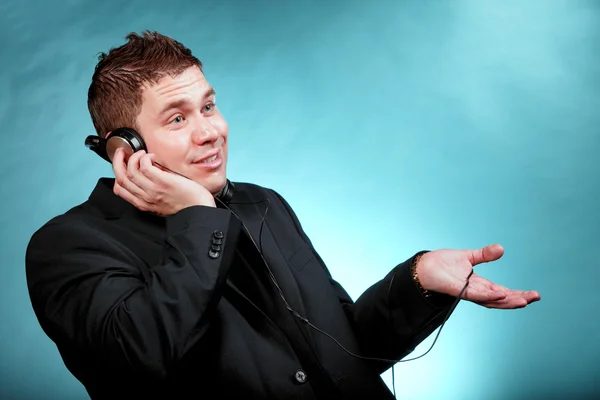 Joven con auriculares escuchando música —  Fotos de Stock