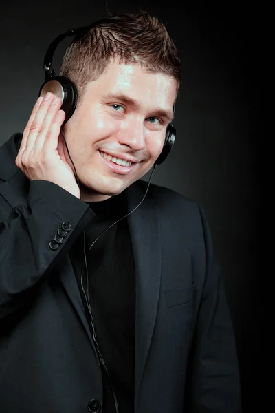 Young man with headphones listening to music — Stock Photo, Image