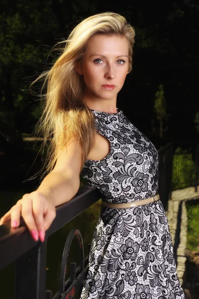Fashion young woman in summer dress in park — Stock Photo, Image