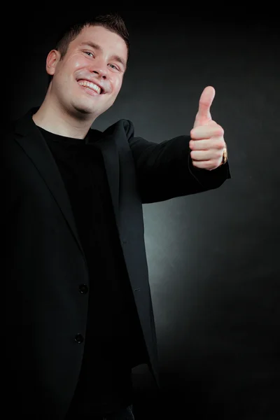 Jonge man het ok teken gebaren — Stockfoto