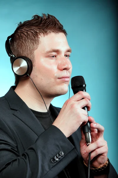 Homem cantando no microfone feliz karaoke signatário — Fotografia de Stock