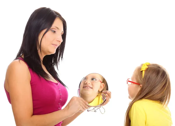 Дівчинка і мати дивляться у дзеркало ізольовано — стокове фото
