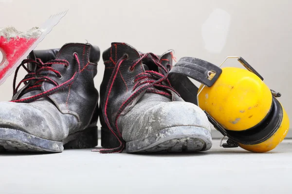 Equipo de construcción botas de trabajo ruido muffs — Foto de Stock