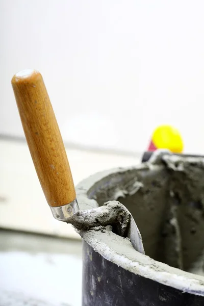 Dirty trowel and bucket on building site. Renovation at home — Stock Photo, Image