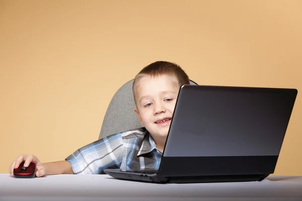 Criança viciada em computadores com notebook para laptop — Fotografia de Stock