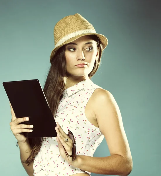 Chica con tablet ordenador lector de libros electrónicos touchpad pc — Foto de Stock