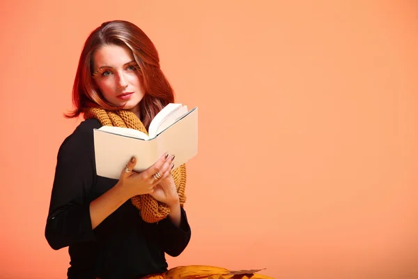 Jesienna dziewczyna moda z książki pomarańczowe rzęsy oczu — Zdjęcie stockowe