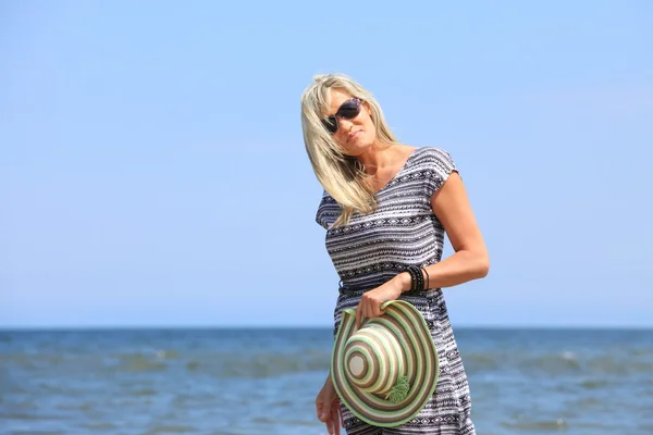 Dojrzała kobieta na plaży wakacje — Zdjęcie stockowe