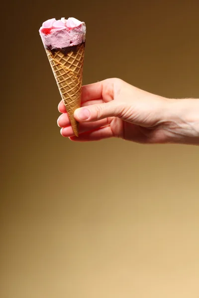 ブラウンに手でベリーのアイスクリーム円錐形 — ストック写真
