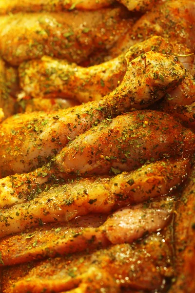 Closeup ωμός κοτόπουλο μαριναρισμένα κρέατα κνήμη — Φωτογραφία Αρχείου