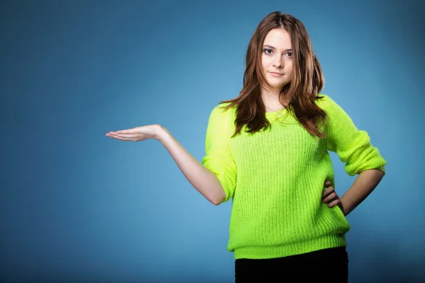 Meisje open hand voor kopie ruimte voor product — Stockfoto