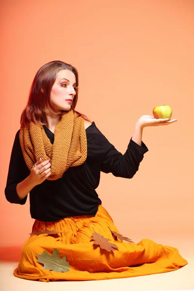 Φθινόπωρο κορίτσι της μόδας με μήλο, πορτοκαλί-βλεφαρίδες — Φωτογραφία Αρχείου