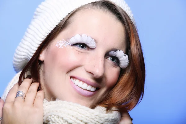 Wintermode Frau warme Kleidung kreatives Make-up — Stockfoto