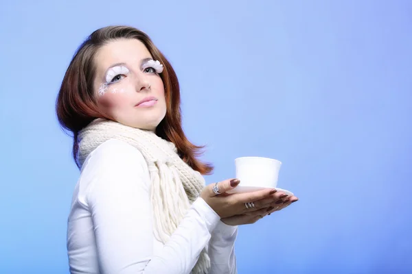 Mulher maquiagem de inverno com xícara de beverge quente — Fotografia de Stock