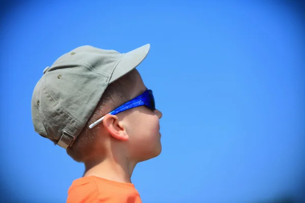 Bambino con occhiali da sole e cappuccio esterno — Foto Stock