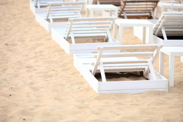 沙滩上的白池椅子 — 图库照片