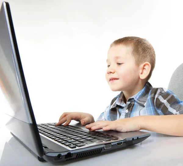 Počítač závislost dítěte s laptop notebook — Stock fotografie