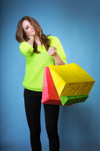 Jovem mulher com papel multi colorido saco de compras — Fotografia de Stock