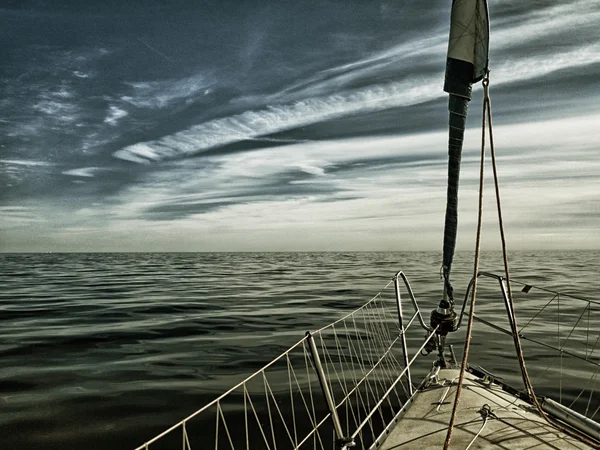 배를 타고 푸른 바다를 항해하는 요트. 관광 — 스톡 사진