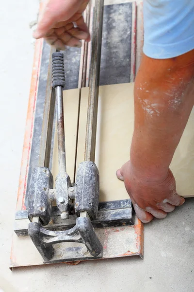 Trabalhador da construção está cortando telhas em casa, renovação — Fotografia de Stock