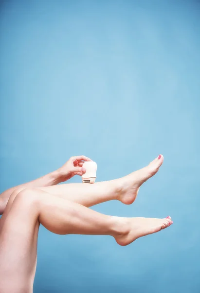 Woman shaving leg with shaver depilation body care — Stock Photo, Image