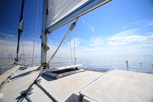 Yate de vela navegando en mar azul. Turismo —  Fotos de Stock