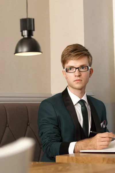 Jeune homme élégant beau dans un café avec organisateur — Photo