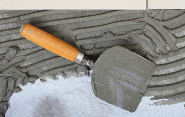 建筑抹灰砂浆与地砖的工作 — 图库照片