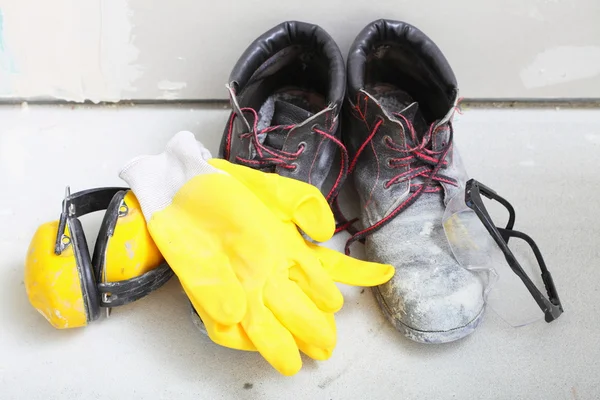 Equipo de construcción botas de trabajo ruido muffs — Foto de Stock