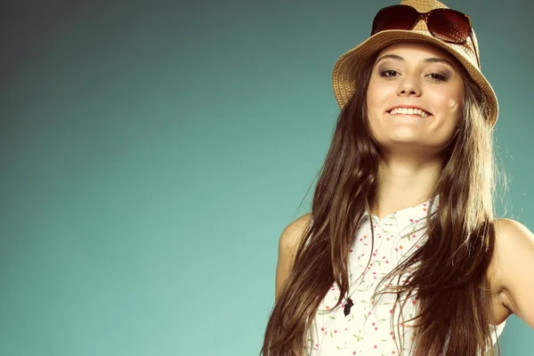 Hermosa chica feliz en sombrero de verano —  Fotos de Stock