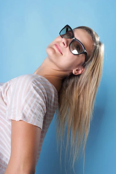 Blondýnka a velikosti sluneční brýle — Stock fotografie