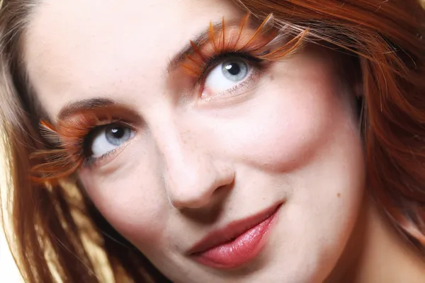 Höstens kvinna elegant kreativa göra upp falska ögonfransar — Stockfoto