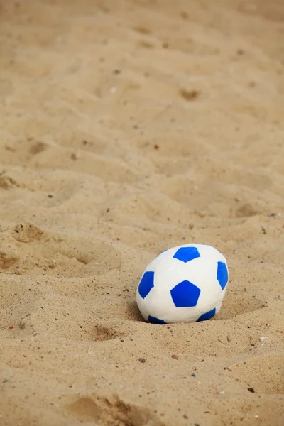 Soccer ball on sandy beach background — Stock Photo, Image
