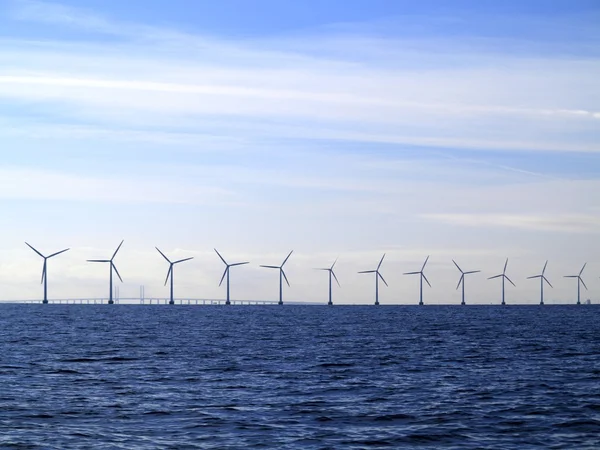 Aerogeneradores granja generador de energía en el mar —  Fotos de Stock