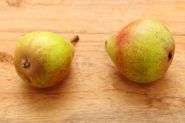 Δυο πράσινα αχλάδια φρούτα σε ξύλινο τραπέζι φόντο — Φωτογραφία Αρχείου