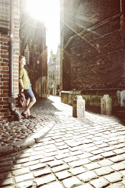 Jovem com saco na rua, cidade velha Gdansk — Fotografia de Stock