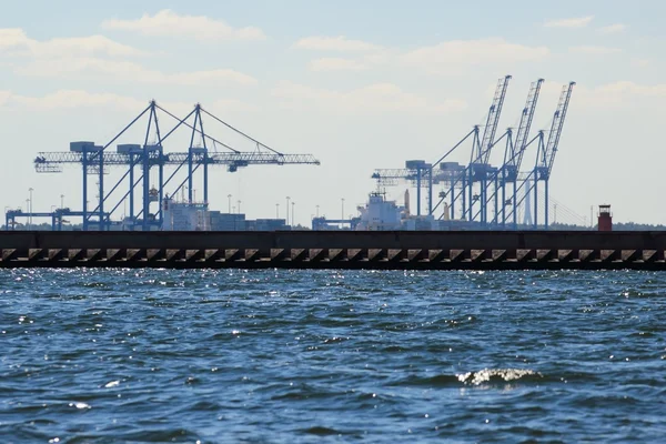 Guindastes de pórtico grandes no porto de Gdansk, Polônia. — Fotografia de Stock