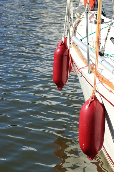 Segeln. Teile der roten Kotflügel der Yacht — Stockfoto