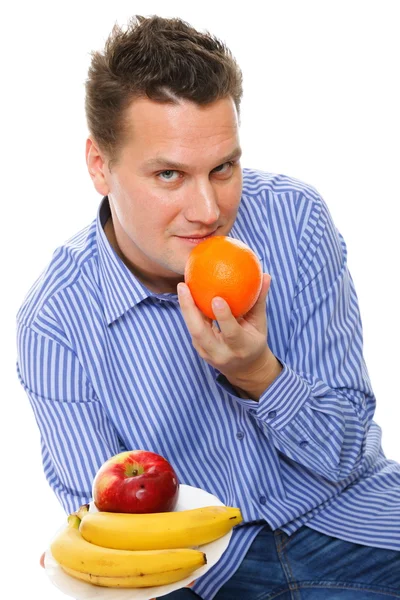 Молодой человек с фруктами здорового питания изолированы — стоковое фото