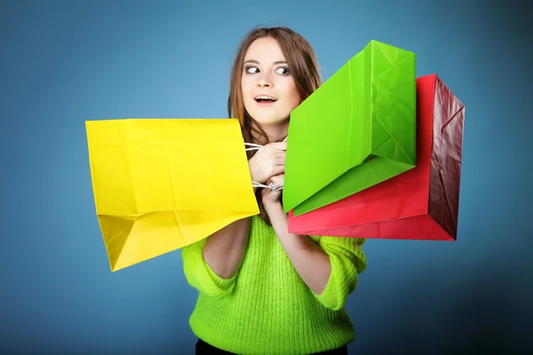 Menina surpresa com saco de compras de papel. Vendas . — Fotografia de Stock