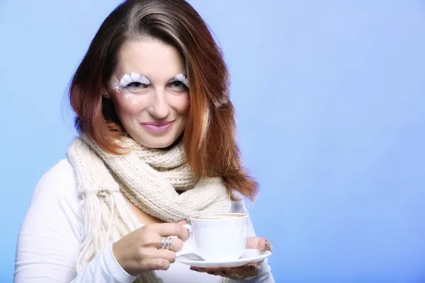 Vinter makeup kvinna med kopp varmt latte kaffe — Stockfoto