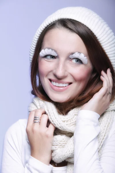 Зимняя мода женщина теплая одежда творческий макияж — стоковое фото