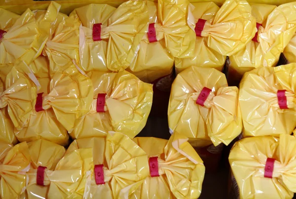 Alimentos embalados macarrão cru em sacos de plástico supermercado — Fotografia de Stock